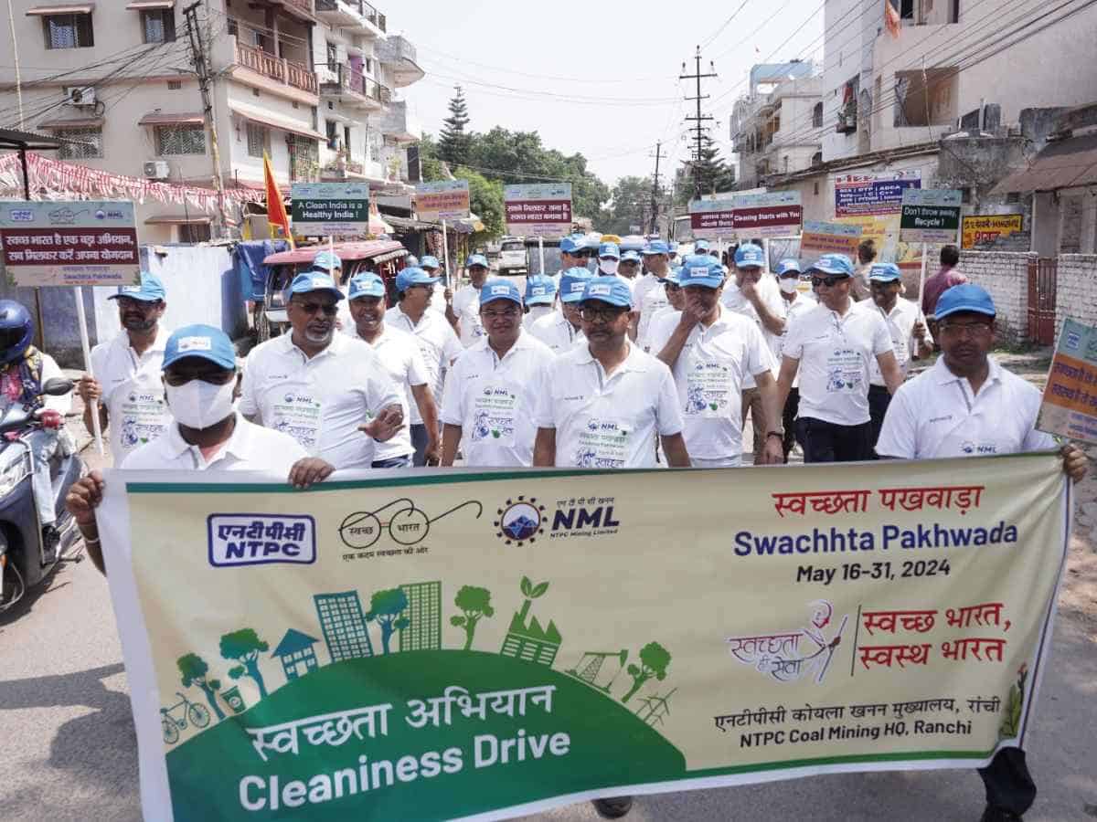 Cleanliness drive at Ranchi Railway Station by employees of NTPC Coal Mining HQ