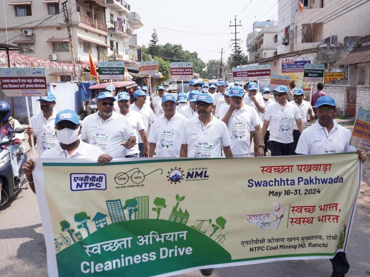 Cleanliness drive at Ranchi Railway Station by employees of NTPC Coal Mining HQ