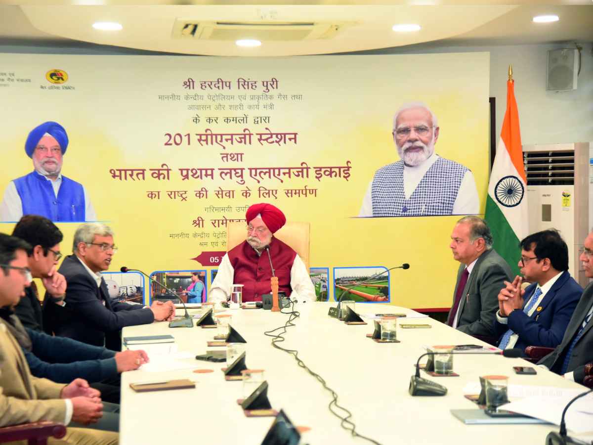 Minister Hardeep S. Puri dedicates 201 CNG stations and India’s first small-scale LNG unit