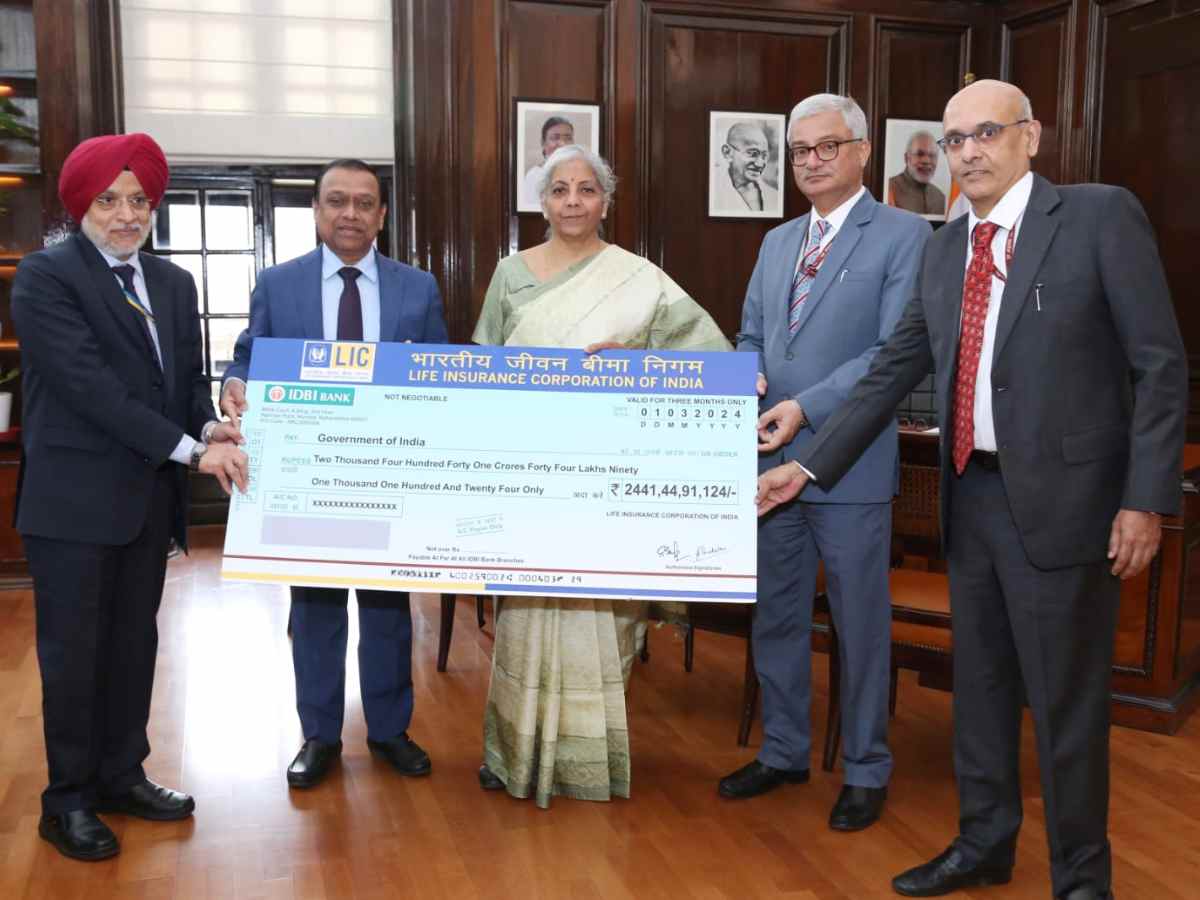 LIC pays dividend Cheque of Rs 2,441 crore to FinMin