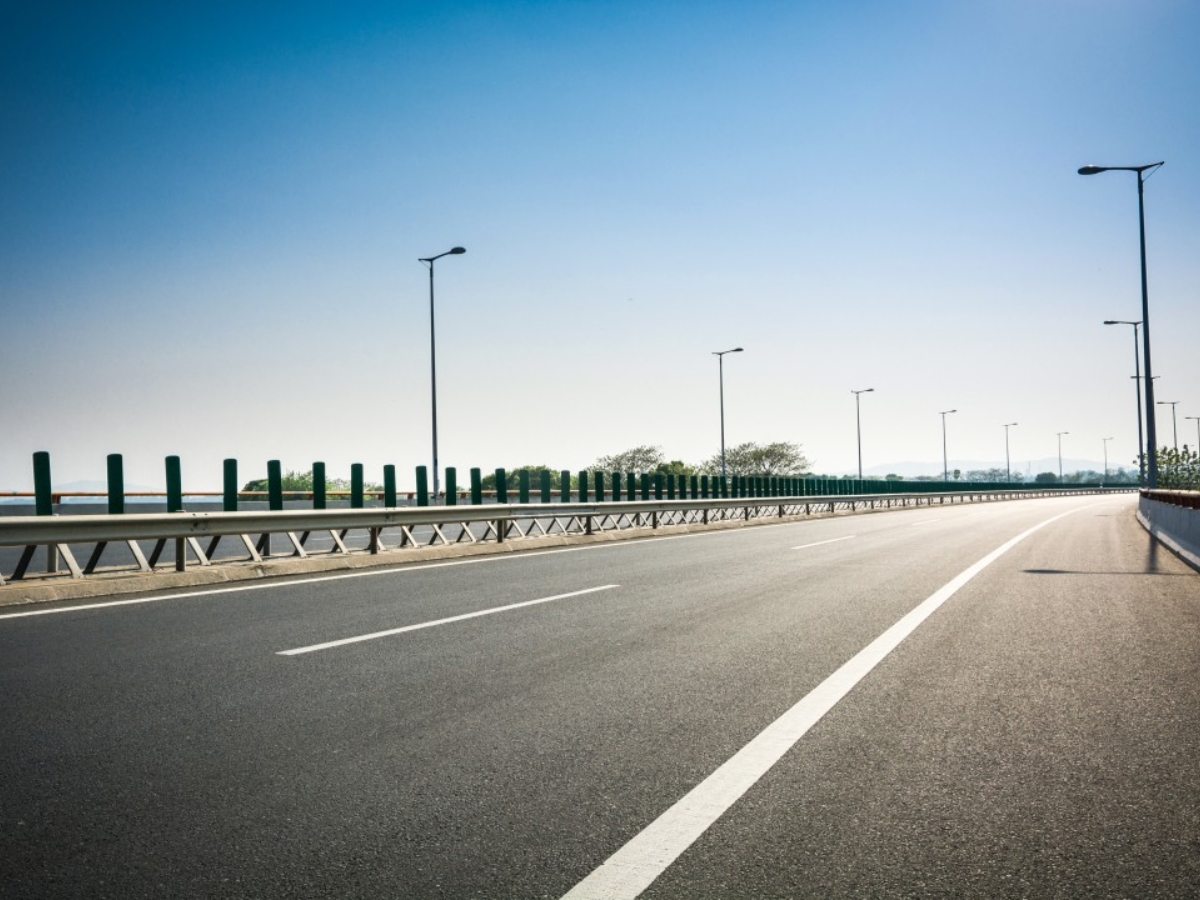 NHAI Strengthens Compliance for Metal Beam Crash Barrier Installation on National Highways