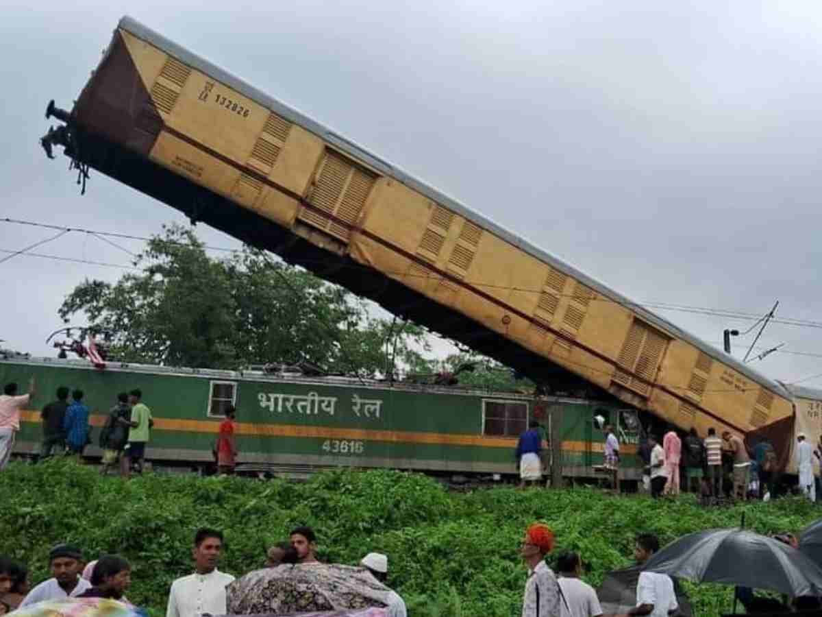 Railway collision of goods train and Kanchanjunga Express in eastern India kills 15