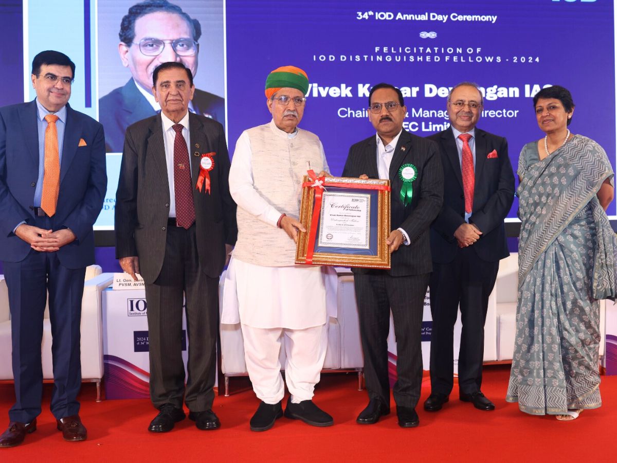 Vivek Kumar Dewangan, CMD, REC receives ‘Distinguished Fellow’ Award 2024 by Institute of Directors