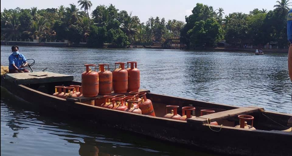 Bharatgas delivery boys navigate Kerala backwaters to serve consumers