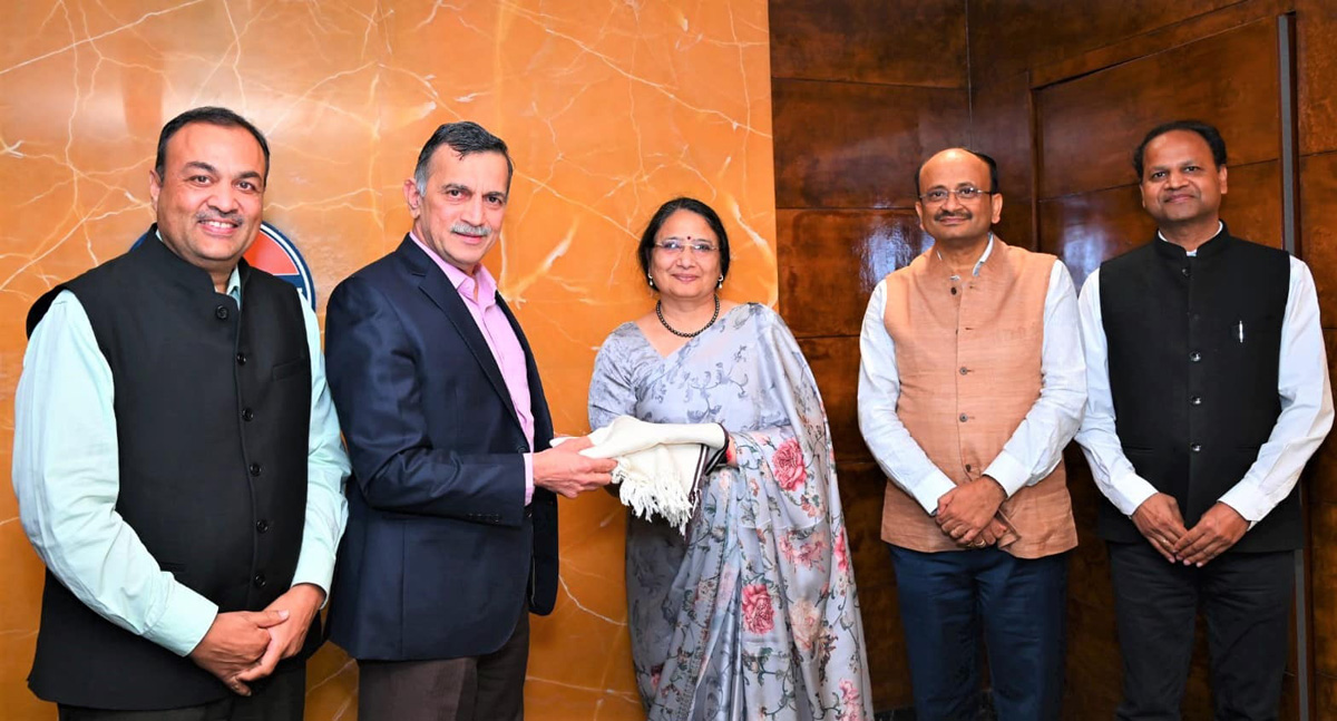 Smt. Parminder Chopra, CMD, PFC, met with Shri Shrikant Madhav Vaidya, CMD, Indian Oil Corporation, at their Corporate Office in New Delhi