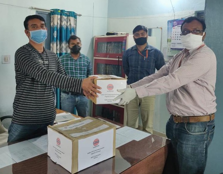 IndianOil handed over face masks and sanitizers to Raxual Thana incharge